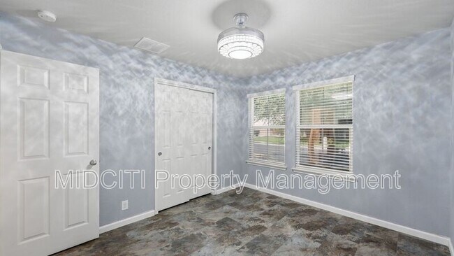 Building Photo - 3414 Zachary St