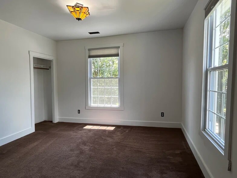 Building Photo - 723 E 10th St