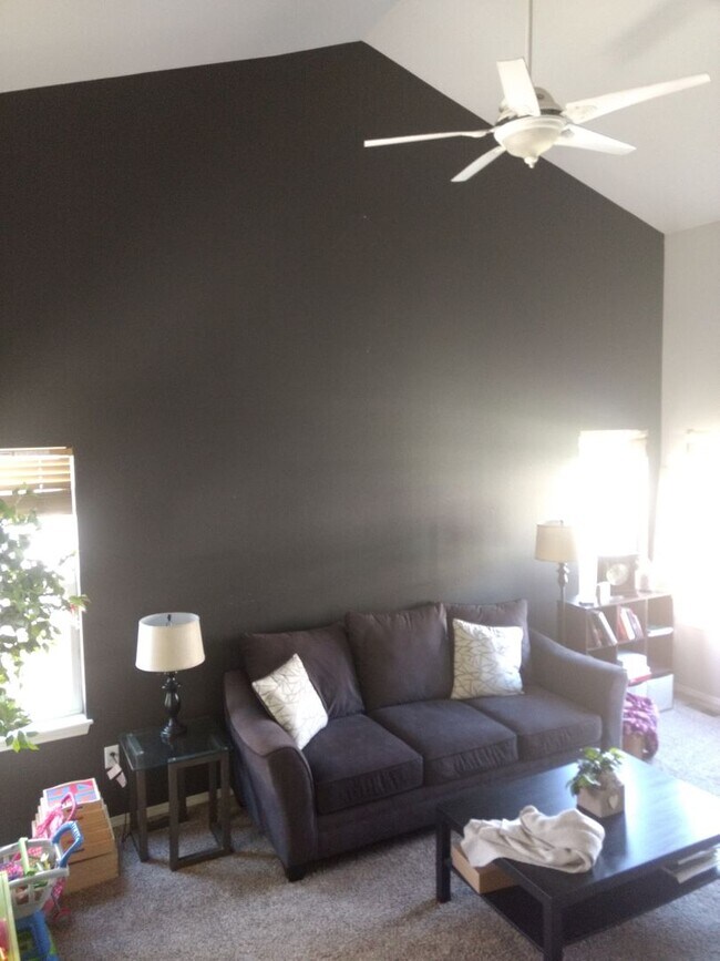 Building Photo - Beautiful 3B/2.5B Home in Ridge Crest Neighborhood - Ready for Move-in