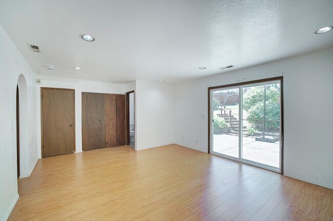 Building Photo - 4Bd/2.25Ba Redmond House