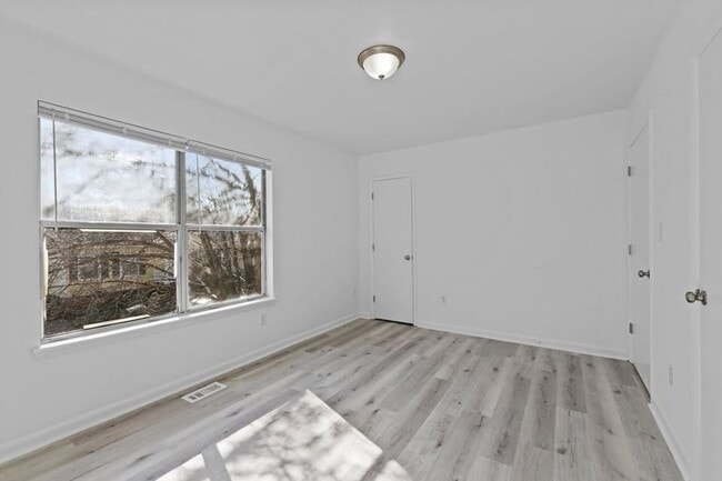 Building Photo - 614 Hilltop Dr