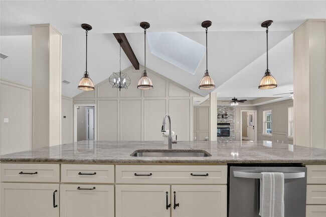 Building Photo - 1400 Emerald Cir