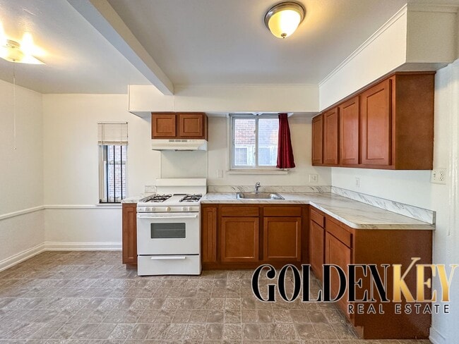 Building Photo - AVAILABLE NOW Home in University District ...
