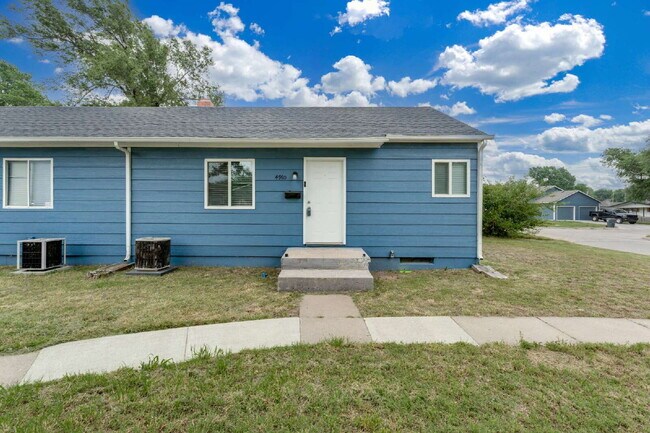 Building Photo - "Charming 2-Bedroom Duplex with Full Bath in Wichita – Cozy 672 Sq Ft Gem at 4910 E Gilbert!"