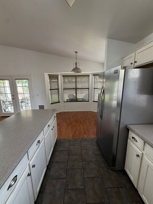 Building Photo - Stunning 3 bedroom, 2 bath home