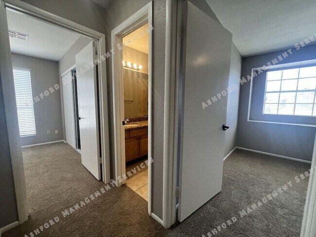 Building Photo - Charming 3 Bedroom, 2.5 Bath Home in North...