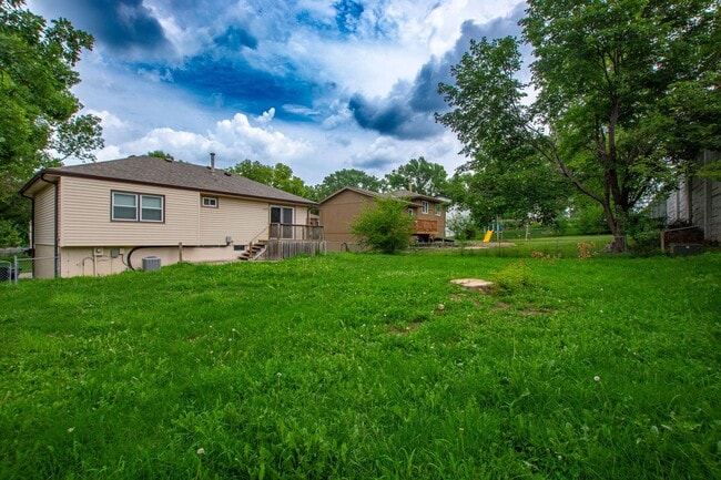 Building Photo - Split Entry 3 Bedroom / 1.5 Bath Home