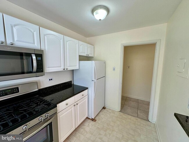 Building Photo - 10670 Weymouth St