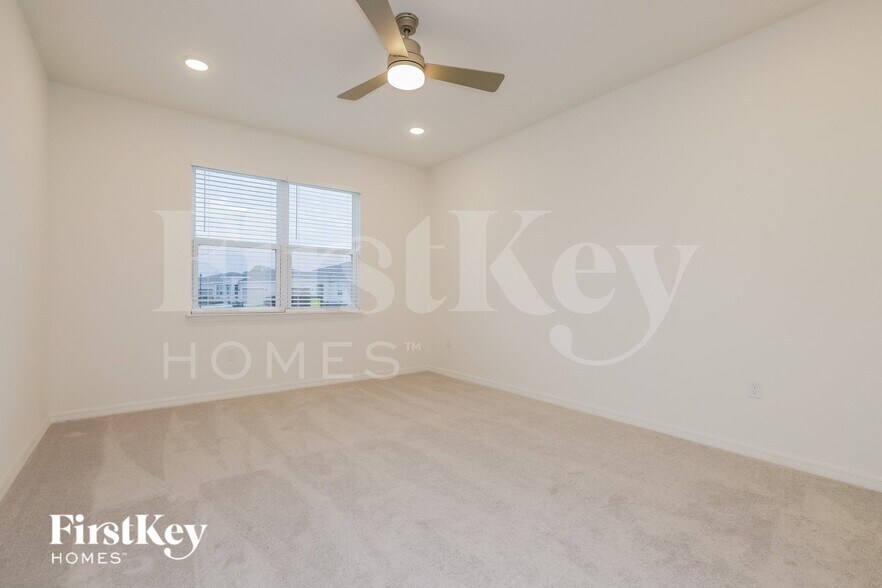 Building Photo - 405 Reina Wy