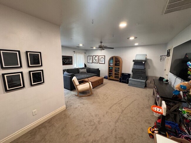 Building Photo - WOW! This home has it all, 3 full bathrooms, 5 true bedrooms AND a bonus room. great outdoor spac...