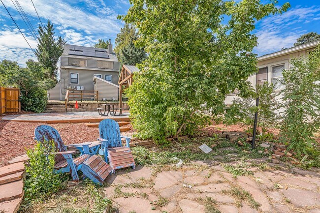 Building Photo - 2 Bedroom Cottage Oasis on The Hill!