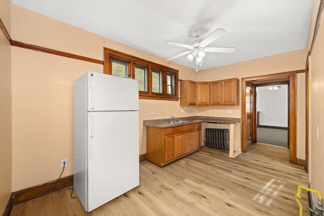 Building Photo - 7846 S Paulina St