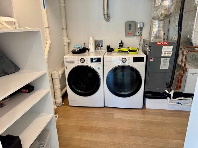 Building Photo - 22 Parker St