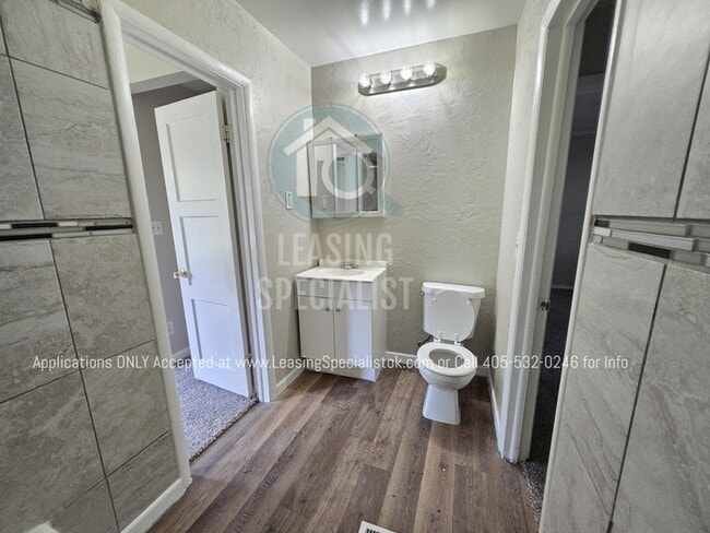 Building Photo - Charming Del City 4 Bed 2 bath!