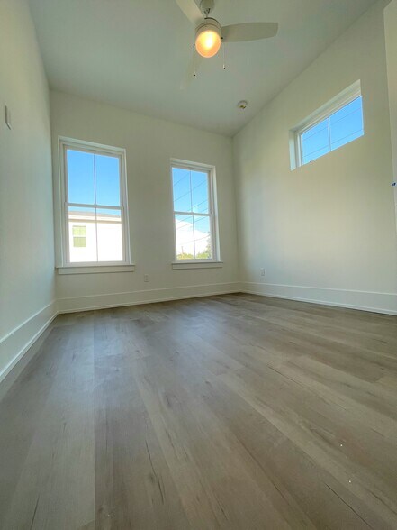 Building Photo - 517 13th Ave S