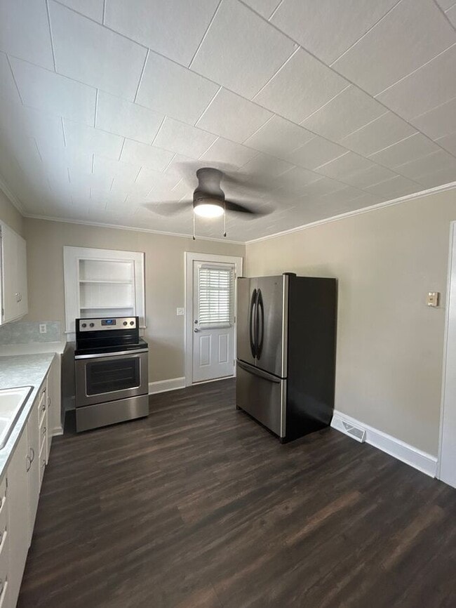 Building Photo - T.R. Lawing Realty Property