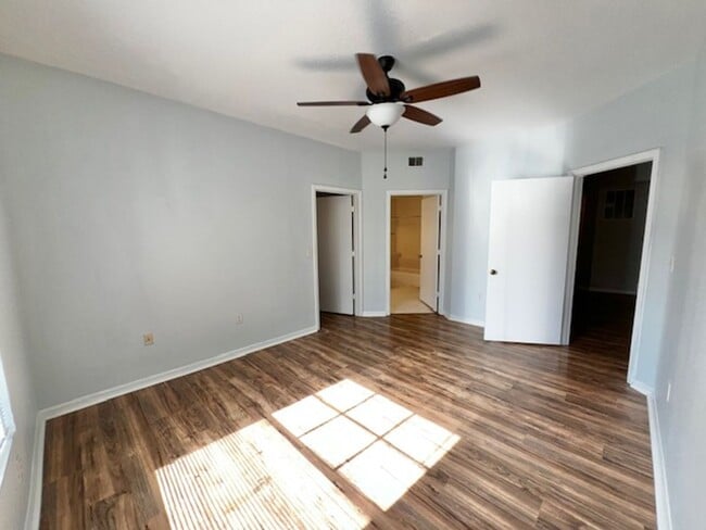 Building Photo - MOVE IN NOW! 2x2 WITH FRESH INTERIOR PAINT & LAMINATE WOOD FLOORING! PRIVATE BALCONY!!!