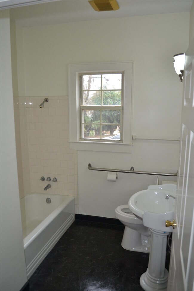 Building Photo - 511 Beverly St