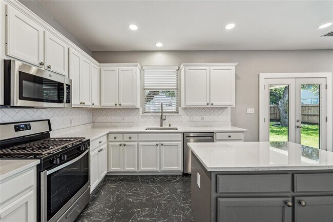 Building Photo - 2212 Clover Ridge Dr