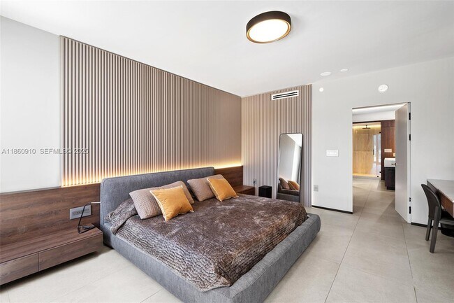 Building Photo - 785 Crandon Blvd