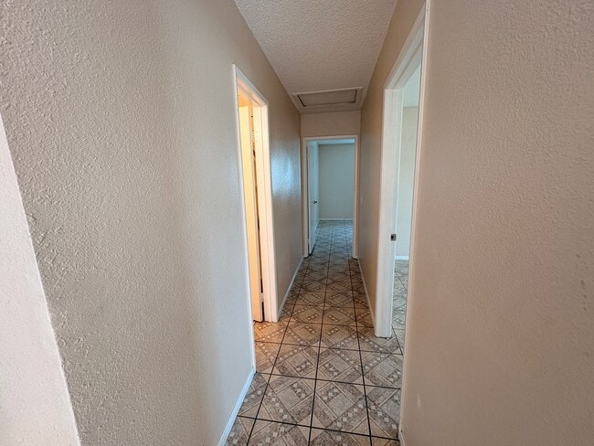 Building Photo - 4 Bed, 2 Bath in Bloomington!