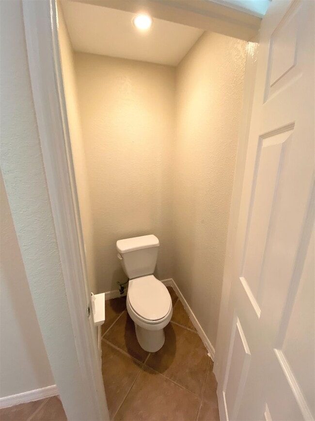 Building Photo - ** SOUTH NAPLES ** 4 BED / 3.5 BATH - POOL HOME - NO HOA! - PET OK - ANNUAL RENTAL