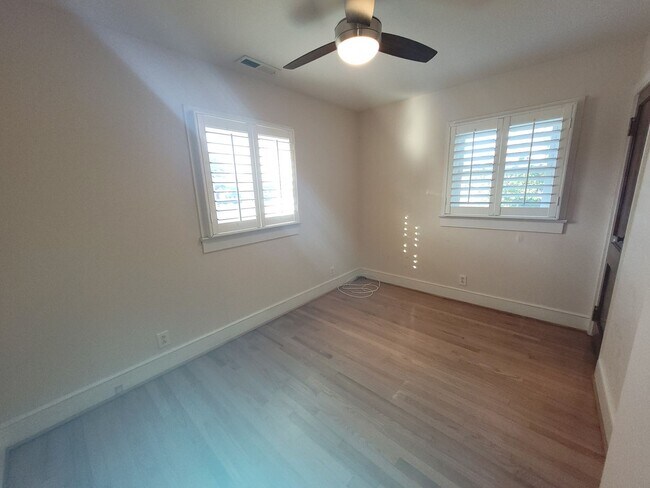 Building Photo - LARCHMONT