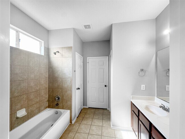Building Photo - 20146 Jasper Oaks Dr