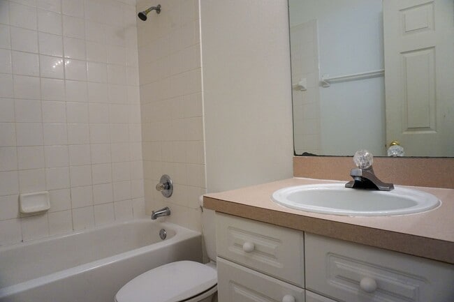 Building Photo - TownHome in Island Club West