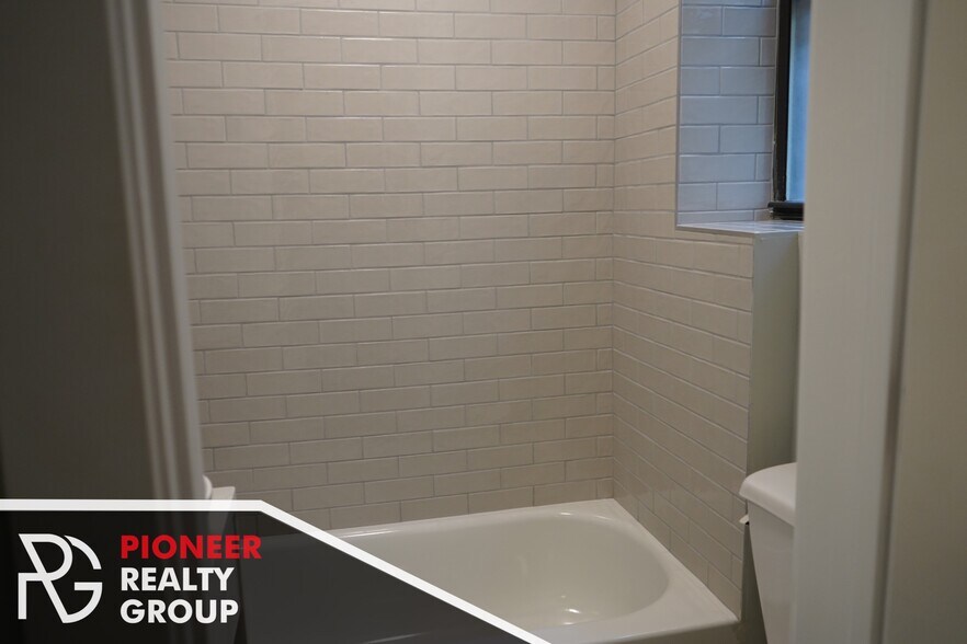 Building Photo - 515 W Belmont Ave