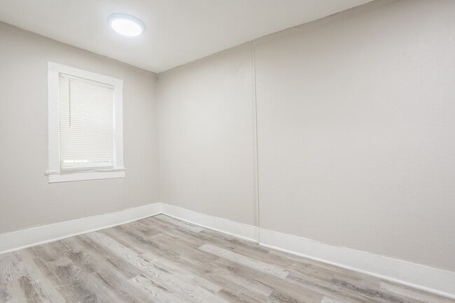 Building Photo - 3044 E 32 St