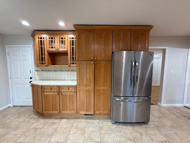 Building Photo - 16 Meadowview Dr