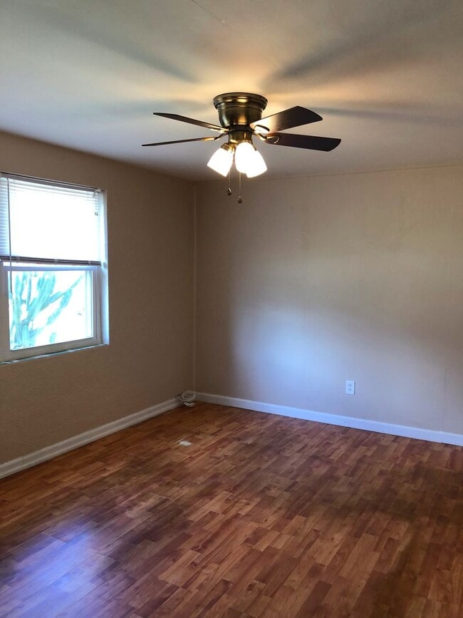 Building Photo - 3 Bed 1 Bath Home | Pet Friendly | Washer Dryer Hook Ups | Section 8 Welcome