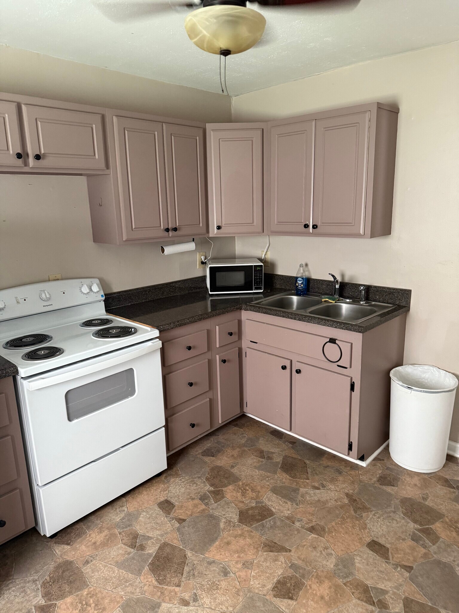 Kitchen - 981 Charlotte Ave