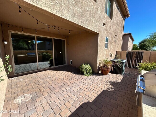 Building Photo - 9123 W Meadow Dr