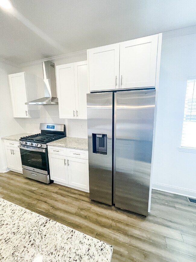 Building Photo - Pet Friendly End Unit Townhome