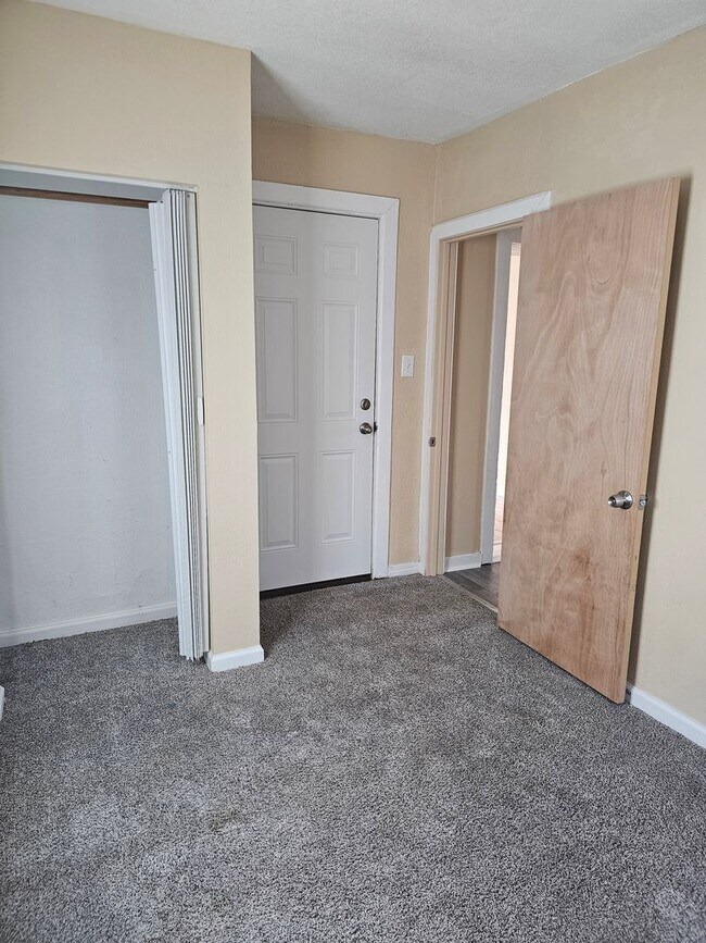 Building Photo - 2x1 Home Available Now