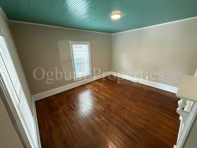 Building Photo - 409 Granville Dr SW