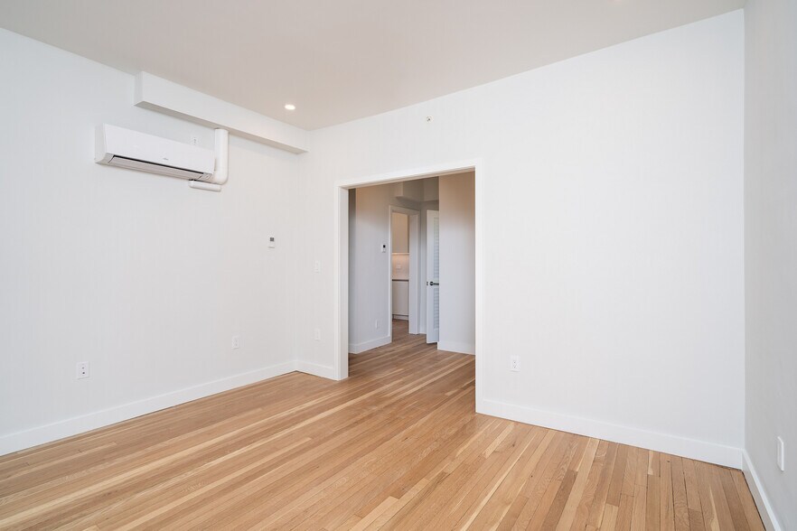 Building Photo - 18 Forest St