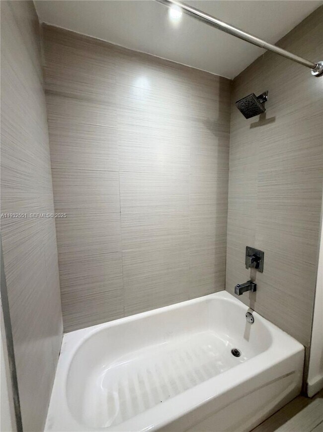 Building Photo - 1010 SW 2nd Ave