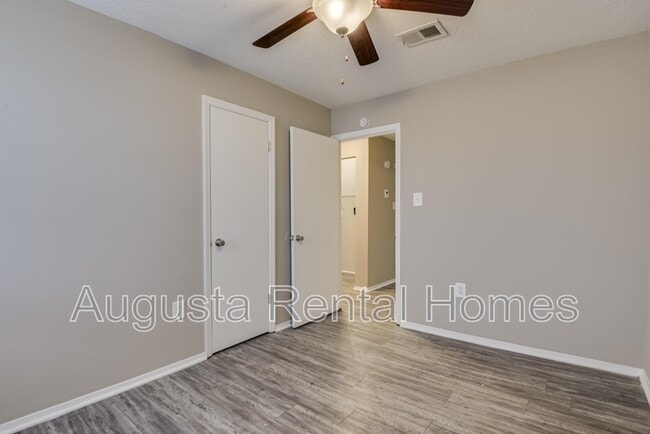 Building Photo - 2573 1/2 Tobacco Road - B