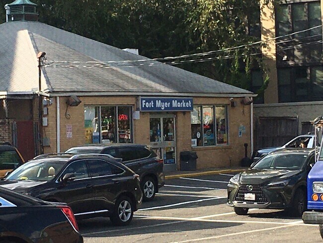 Building Photo - Exceptional Location 1 Bedroom 1 Bathroom Condo Newly remodeled