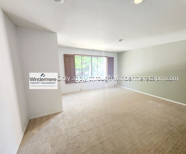 Building Photo - Gorgeous Campus Commons Home Available Now!