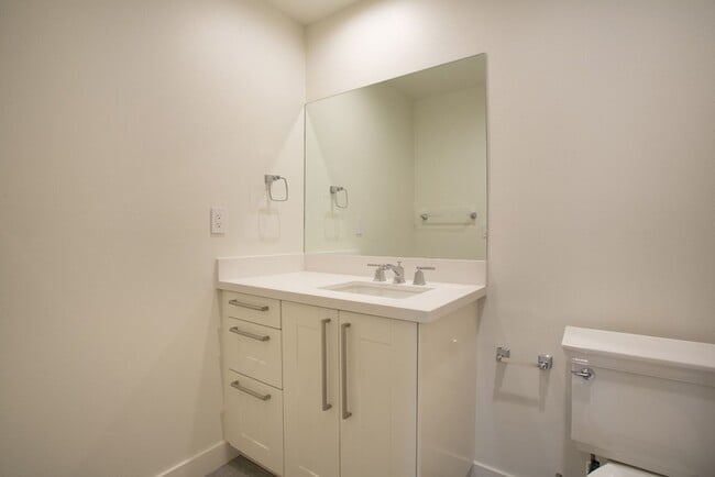 Building Photo - 603 Begonia Ave