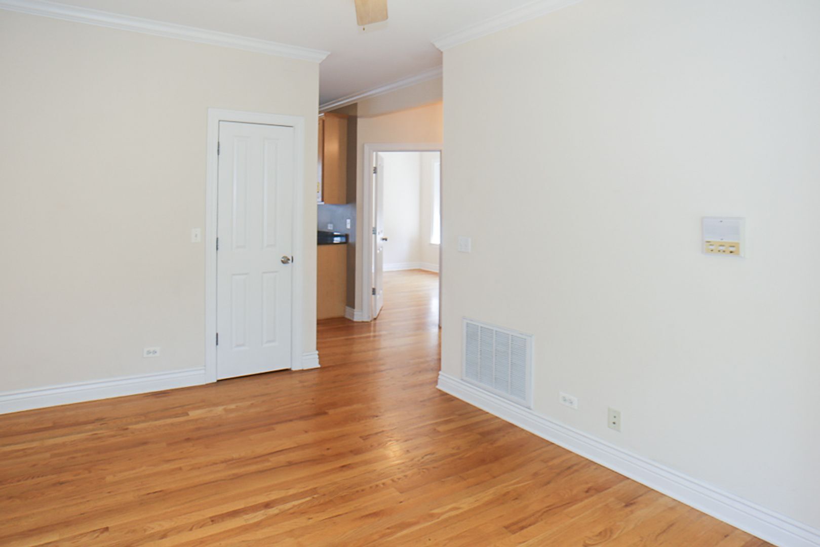 Building Photo - 1208 W Waveland Ave