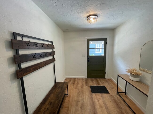 Building Photo - Beautiful 2 Bedroom, 1 Bathroom Apartment ...