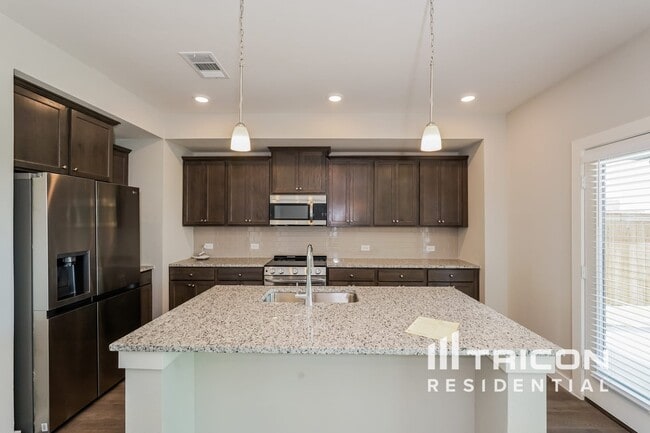 Building Photo - 8101 Howell Oak Dr