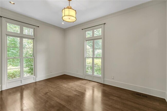 Building Photo - 425 Broadland Rd NW