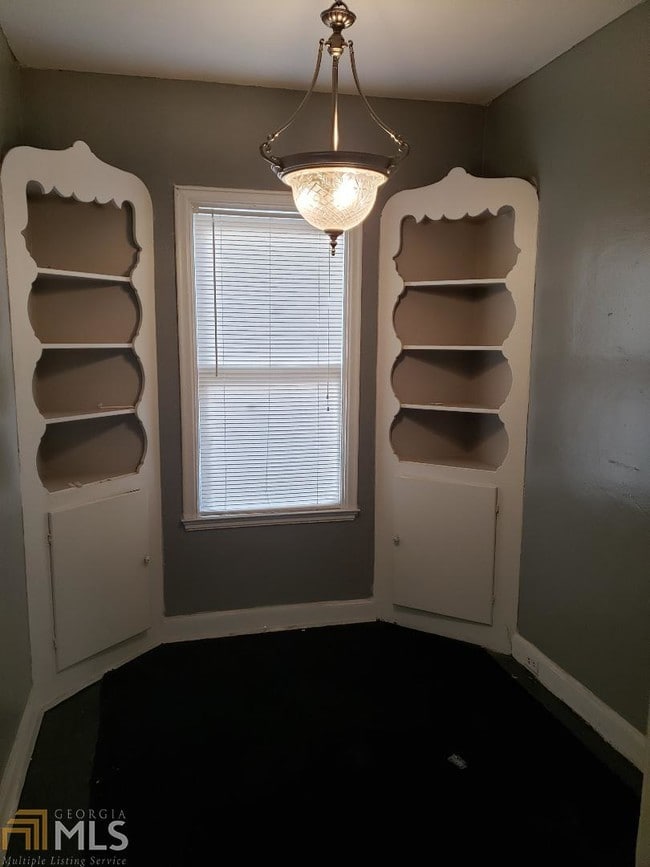 Building Photo - 586 Shannon Dr SW