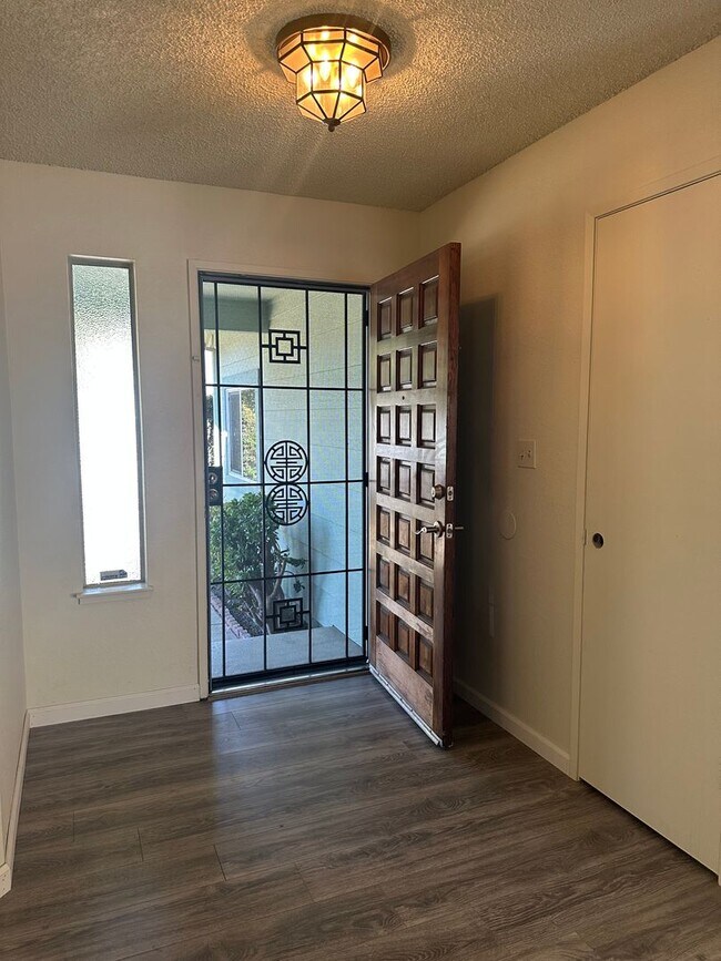 Building Photo - 3 Bedroom 2 Bath home in Vallejo
